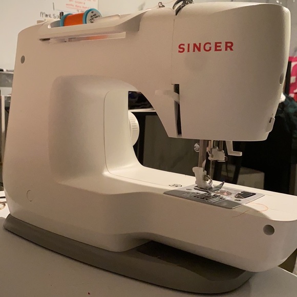 Singer sewing machine - Picture 10 of 13